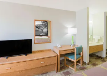 Super 8 by Wyndham Toledo hotel thumbnail 7