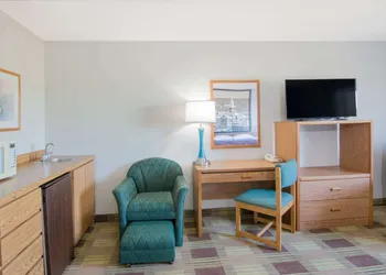 Super 8 by Wyndham Toledo hotel thumbnail 8