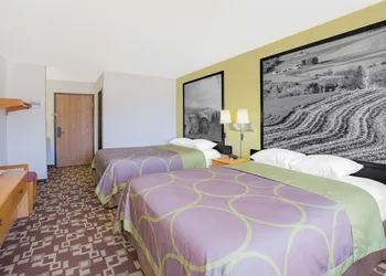 Super 8 by Wyndham Independence IA hotel thumbnail 5