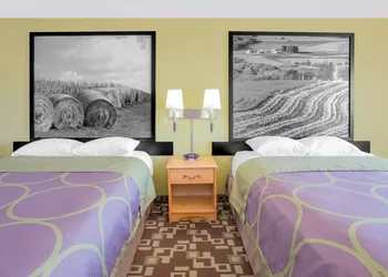 Super 8 by Wyndham Independence IA hotel thumbnail 6