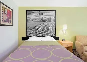 Super 8 by Wyndham Independence IA hotel thumbnail 7