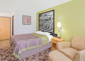Super 8 by Wyndham Independence IA hotel thumbnail 8