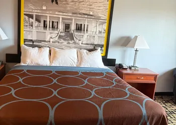 Super 8 by Wyndham Cozad hotel thumbnail 5