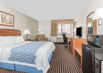 Days Inn by Wyndham Sidney NE hotel thumbnail 8