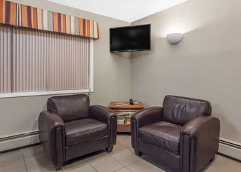 Super 8 by Wyndham Stettler hotel thumbnail 2