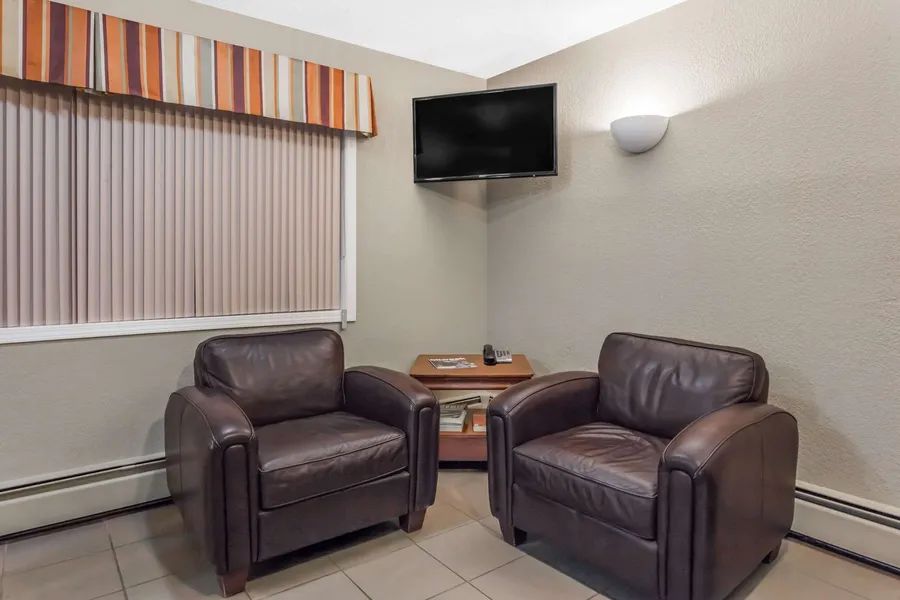 Super 8 by Wyndham Stettler hotel detail image 2