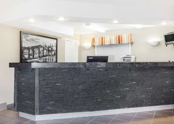 Super 8 by Wyndham Stettler hotel thumbnail 3