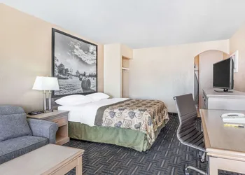 Super 8 by Wyndham Stettler hotel thumbnail 4