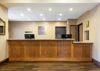 Comfort Inn & Suites Pittsburg KS hotel thumbnail 2