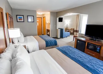 Comfort Inn & Suites Pittsburg KS hotel thumbnail 6