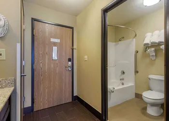 Comfort Inn & Suites Pittsburg KS hotel thumbnail 8