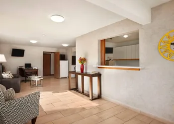 Super 8 by Wyndham Concordia hotel thumbnail 2