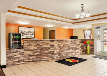 Super 8 by Wyndham Holton hotel thumbnail 2