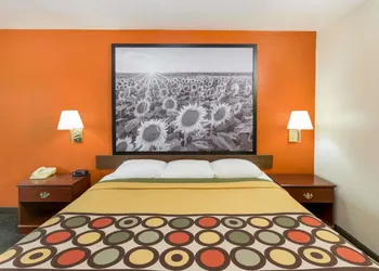 Super 8 by Wyndham Holton hotel thumbnail 4