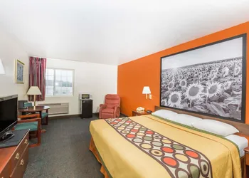 Super 8 by Wyndham Holton hotel thumbnail 5