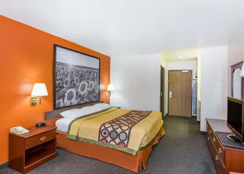 Super 8 by Wyndham Holton hotel thumbnail 7