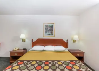 Super 8 by Wyndham Holton hotel thumbnail 8