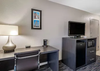 Comfort Inn & Suites Emporia hotel thumbnail 5