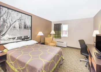 Super 8 by Wyndham Belleville hotel thumbnail 7