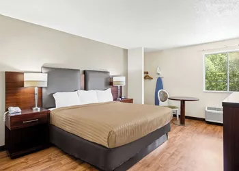 Econo Lodge Emporia hotel thumbnail 7