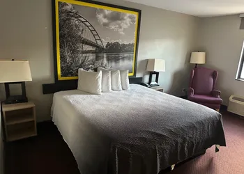 Super 8 by Wyndham Fort Scott hotel thumbnail 8