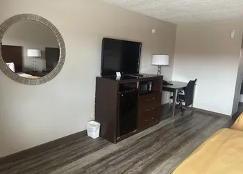 Royal Inn & Suites hotel thumbnail 7