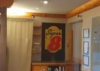 Super 8 by Wyndham Valemount hotel thumbnail 4