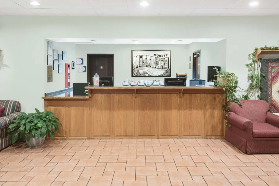 Super 8 by Wyndham Monett hotel detail image 2