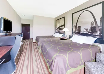 Super 8 by Wyndham Monett hotel thumbnail 3