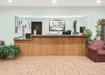 Super 8 by Wyndham Monett hotel thumbnail 2