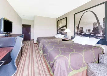 Super 8 by Wyndham Monett hotel thumbnail 3