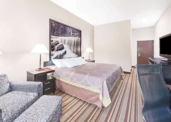 Super 8 by Wyndham Monett hotel thumbnail 4