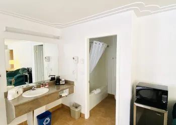 Super 8 by Wyndham 100 Mile House hotel thumbnail 5