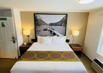 Super 8 by Wyndham 100 Mile House hotel thumbnail 7