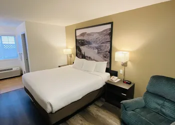 Super 8 by Wyndham 100 Mile House hotel thumbnail 8