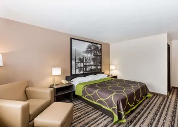 Super 8 by Wyndham Spirit Lake/Okoboji hotel thumbnail 5