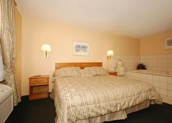 Americas Inn hotel thumbnail 5