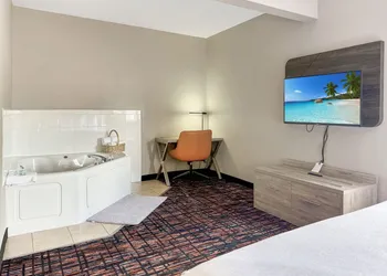 Reston Inn & Suites hotel thumbnail 3