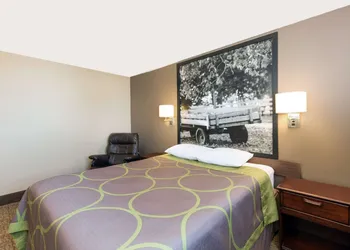 Super 8 by Wyndham Carroll hotel thumbnail 4