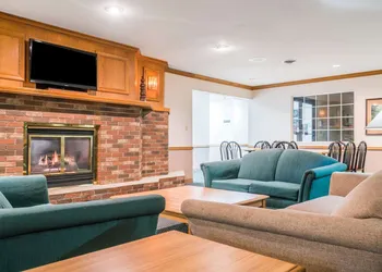 Super 8 by Wyndham Sheldon hotel thumbnail 2