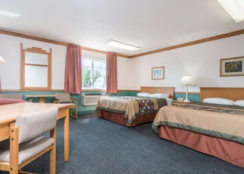 Super 8 by Wyndham Sheldon hotel thumbnail 8