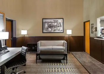 Super 8 by Wyndham Storm Lake hotel thumbnail 2