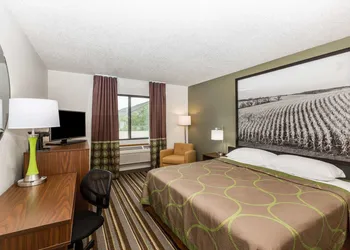 Super 8 by Wyndham Storm Lake hotel thumbnail 5