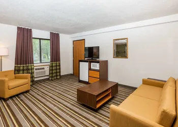 Super 8 by Wyndham Storm Lake hotel thumbnail 6