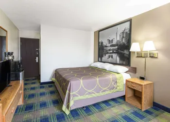 Super 8 by Wyndham Columbus hotel thumbnail 3