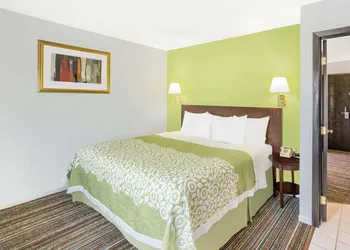 Days Inn by Wyndham York hotel thumbnail 5