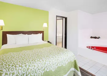 Days Inn by Wyndham York hotel thumbnail 7