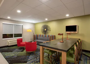 Holiday Inn Express Hotel & Suites Columbus by IHG hotel thumbnail 2