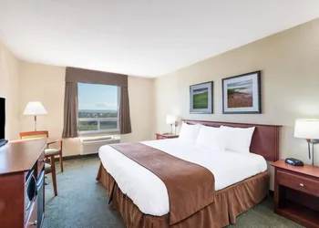 Super 8 by Wyndham Windsor NS hotel thumbnail 4