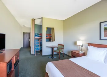 Super 8 by Wyndham Windsor NS hotel thumbnail 8